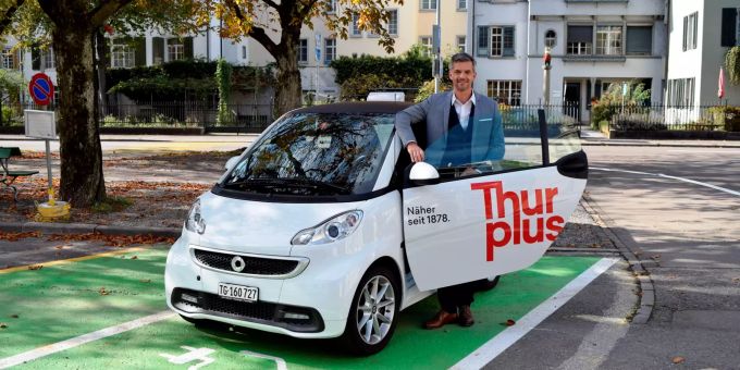 Fabrizio Hugentobler, Vorsteher Departement für Werke, Freizeitanlagen und Sport, an der Thurplus-Ladesäule am Parkplatz Promenade in Frauenfeld.