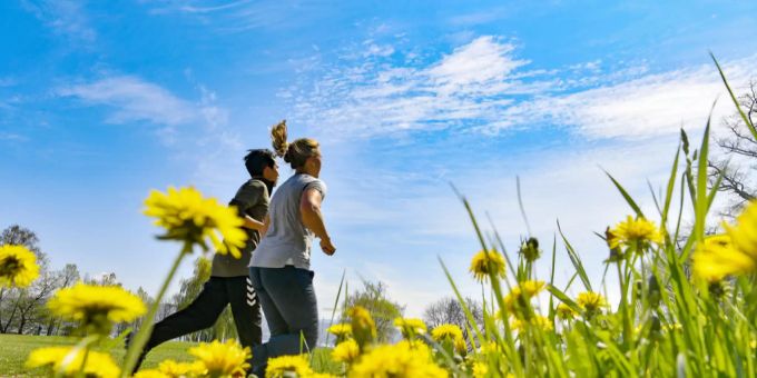 Menschen laufen der Sonne entgegen. wetter