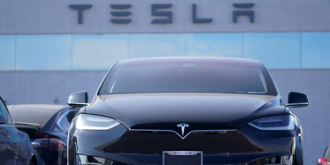 Ein unverkauftes Tesla Model X Sports Utility Vehicle steht in einem Tesla-Händlerhaus in Littleton. (Symbolbild) Tesla X Elektroauto