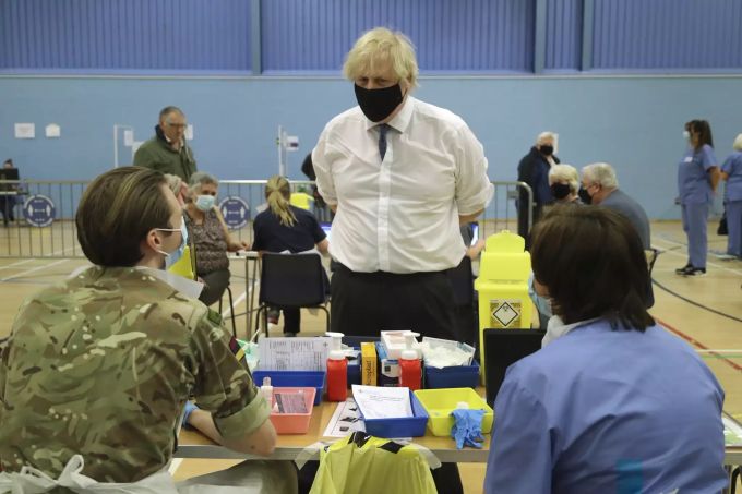 Der britische Premierminister Boris Johnson spricht mit Mitarbeitern des Gesundheitswesens im Rahmen seines Besuchs in einem Corona-Impfzentrum im Cwmbran Stadion in Wales. Coronavirus - Grossbritannien