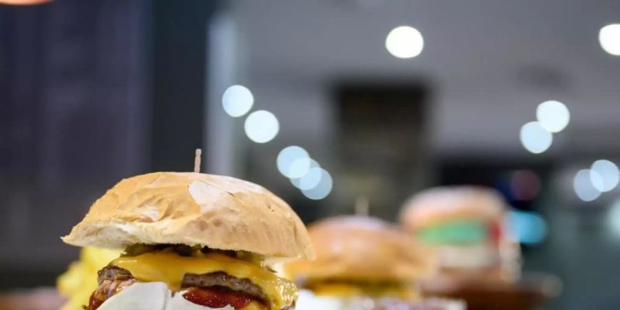 Organisationen pochen bei Junkfood-Werbung auf mehr Schutz für Kinder. Foto: Sebastian Gollnow/dpa