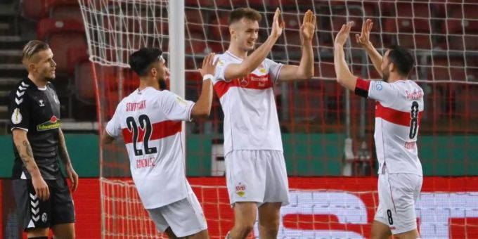 Stuttgarts Gonzales Castro (r-l), Torschütze Sasa Kalajdzic und Nicolas Gonzales jubeln nach dem Tor zum 1:0, daneben Freiburgs Jonathan Schmid. Foto: Marijan Murat/dpa Stuttgarts Gonzales Castro (r-l), Torschütze Sasa Kalajdzic und Nicolas Gonzales jubeln nach dem Tor zum 1:0, daneben Freiburgs Jonathan Schmid. Foto: Marijan Murat/dpa