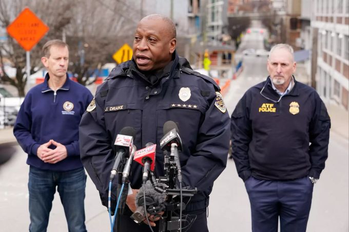 John Drake (M), Polizeichef von Nashville, spricht während einer Pressekonferenz zu den Medien. Nashville
