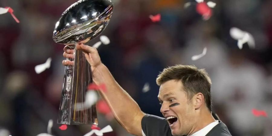 Die Vince Lombardi Trophäe wird von Star-Quarterback Tom Brady von den Tampa Bay Buccaneers in den Nachthimmel gehoben. Foto: Lynne Sladky/AP/dpa