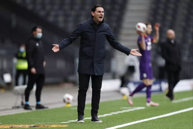 YB-Trainer Gerardo Seoane gibt seiner Mannschaft Anweisungen. YB
