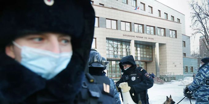 Polizisten stehen Wache vor der Fortsetzung des Prozesses gegen den russischen Oppositionsführer Nawalny vor dem Babuskinsky Bezirksgericht. Russland