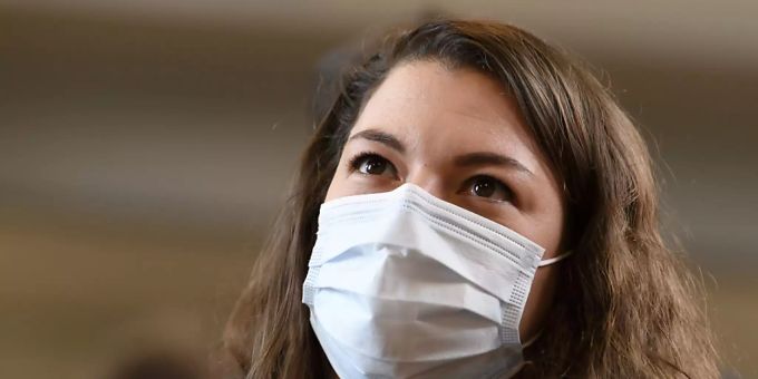 Tamara Funiciello, Berner SP-Nationalrätin und Co-Präsidentin der SP Frauen, lehnt die Volksinitiative «für ein Verhüllungsverbot» ab. Die Initianten spielten sich zu Unrecht als Retter der Frauen auf, kritisiert sie. (Archivbild) Funiciello Verhüllungsverbot