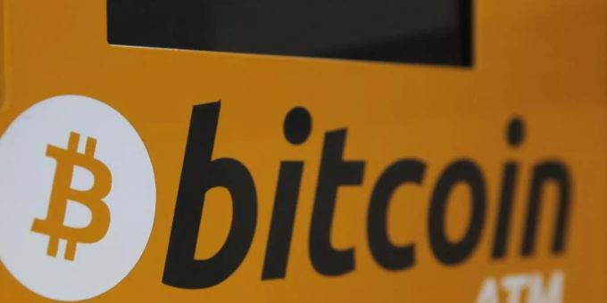 Der US-Elektroautobauer Tesla öffnet sich für digitale Währungen. Das verschafft Bitcoin und Dogecoin kräftige Kursgewinne. Foto: Kin Cheung/AP/dpa Der US-Elektroautobauer Tesla öffnet sich für digitale Währungen. Das verschafft Bitcoin und Dogecoin kräftige Kursgewinne. Foto: Kin Cheung/AP/dpa