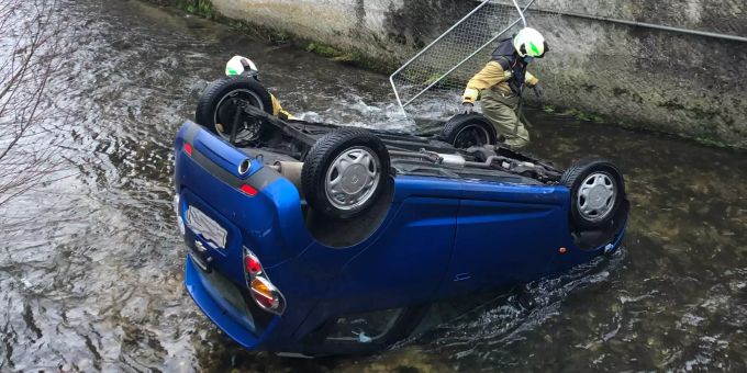 Die Autolenkerin konnte sich selbstständig aus dem Auto befreien. Unfall