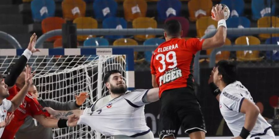 Gastgeber Ägypten setzte sich gegen Chile durch. Foto: -/Egypt 2021 Men's Handball World Championship/dpa