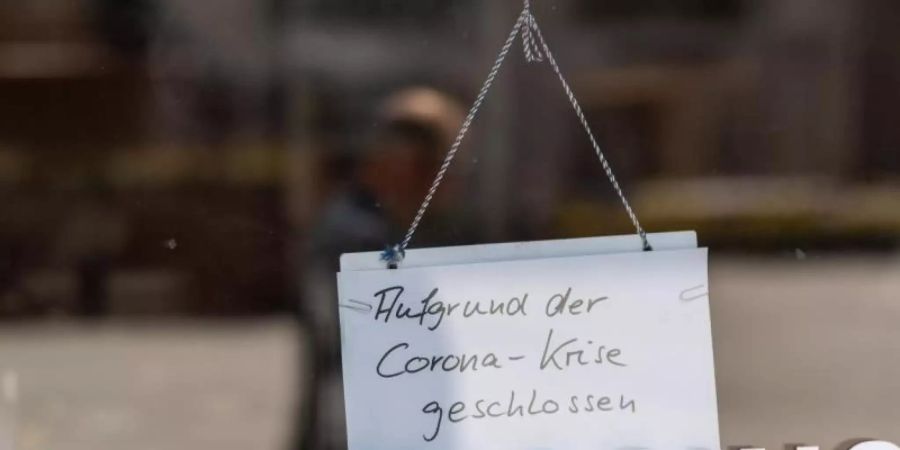 «Aufgrund der Corona-Krise geschlossen». Die Grünen werfen der Bundesregierung schwere Versäumnisse bei den Hilfen für von der Corona-Krise besonders betroffene Branchen vor. Foto: Peter Kneffel/dpa