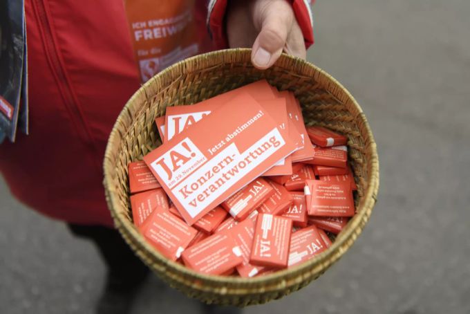 Peter Stämpfli: «Je freier und sicherer die Welt ist, desto weniger Probleme kommen auf uns zu.» Kleine Schokoladentafeln zum JA der Konzern-Initiative.