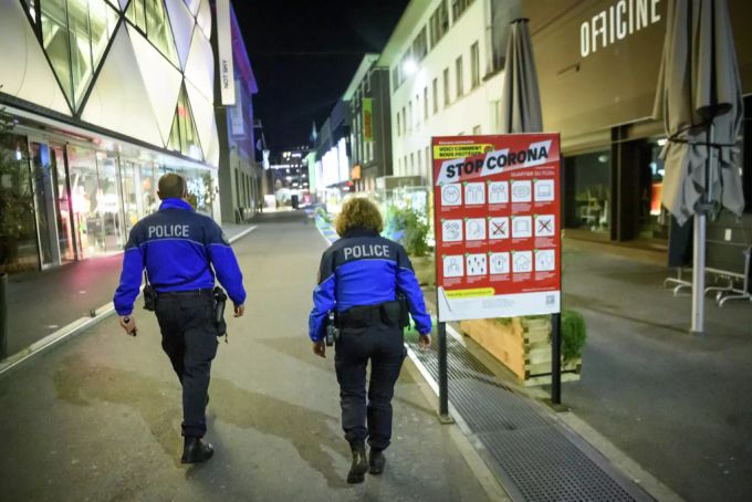 Ein Polizist und eine Polizistin auf Patrouille in Lausanne am 21. November 2020. Polizei Kontrolle Coronavirus