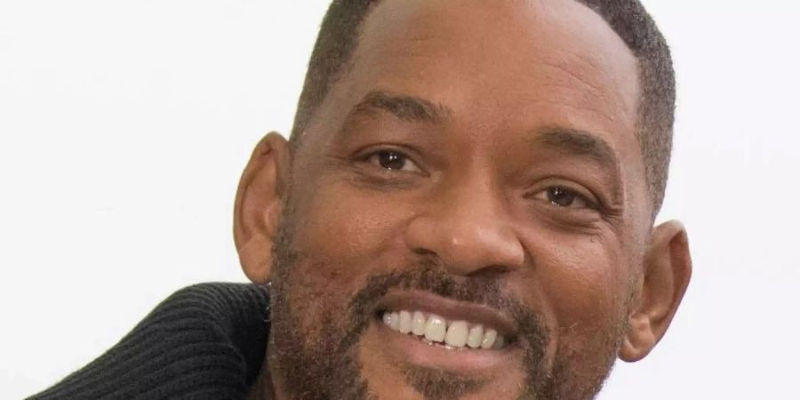 Der Schauspieler Will Smith schenkt auch schon vor Weihnachten. Foto: Jörg Carstensen/dpa