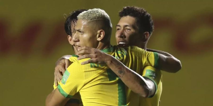 Fussball: WM-Qualifikation, Brasilien - Venezuela. Brasiliens Roberto Firmino (r) jubelt mit seinen Mannschaftskollegen über sein Tor. Foto: Fernando Bizerra/Pool EFE/AP/dpa