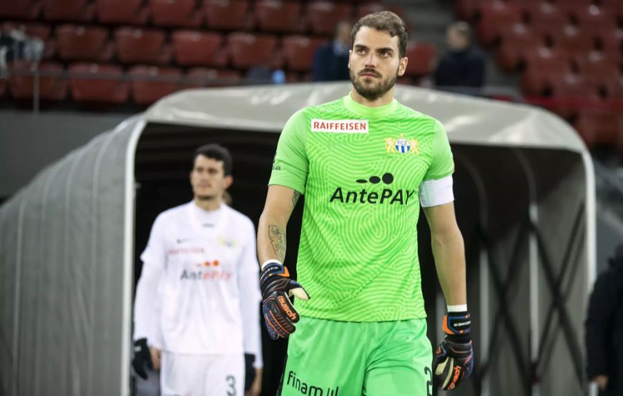 FCZ-Goalie Yanick Brecher (27): «Aktuell ist es noch etwas früh, diese Frage abschliessend zu beantworten, da noch viele Punkte offen sind. Theoretisch würde ich mich impfen lassen, insbesondere, wenn eine Impfung dazu beiträgt, dass wir bald wieder zur Normalität zurückkehren können. Sobald die Impfung verfügbar wäre, sind jedoch andere Personen, z.B. aus Risikogruppen oder in der Pflege, zuerst darauf angewiesen.»