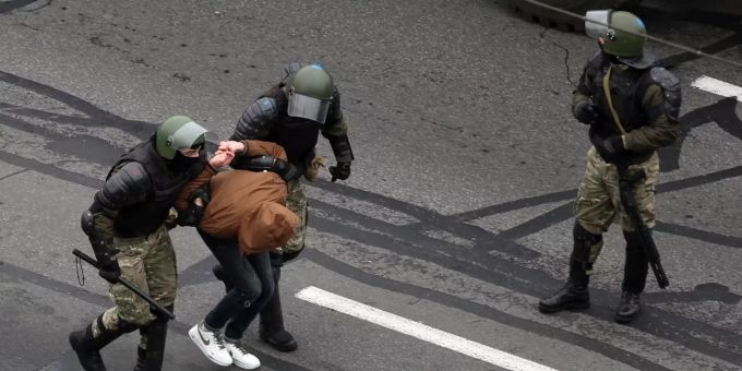Lukaschenkos Machtapparat geht heftig gegen Kritiker vor. belarus minsk