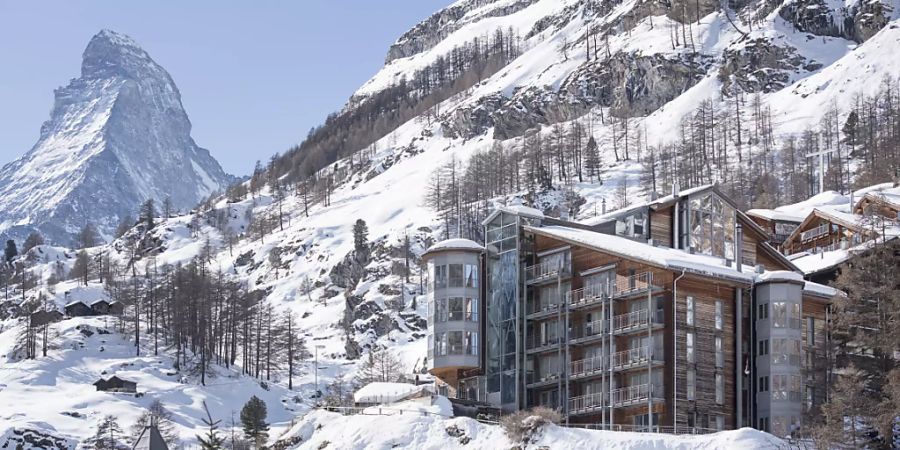 Distanzregeln gelten auch für Skitouristen: Am Wochenende riefen die Zermatter Bergbahnen die Gemeindepolizei an, um die corona-konforme Abstände beim Anstehen vor den Anlagen sicherzustellen. (Archivbild)