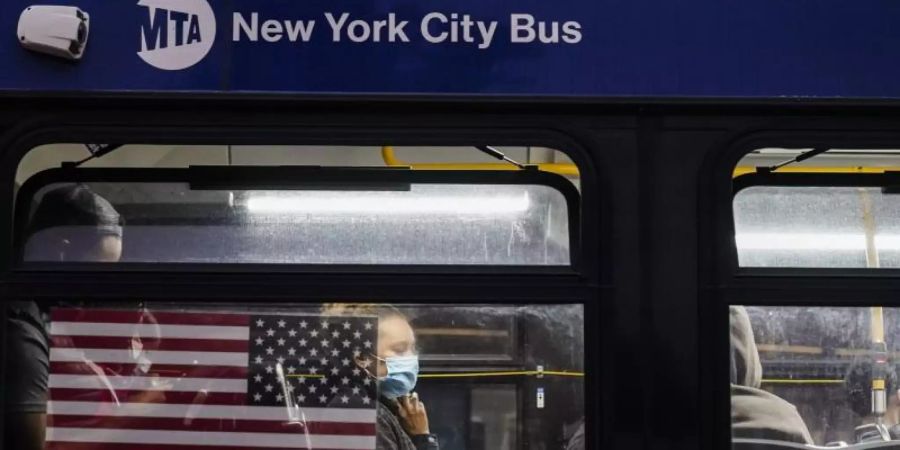 In den USA muss an Bord von Flugzeugen, Schiffen, Fähren, Zügen, U-Bahnen, Bussen, Taxis und ähnlichen Verkehrsmitteln nun ein Mund-Nasen-Schutz getragen werden. Foto: Frank Franklin Ii/AP/dpa