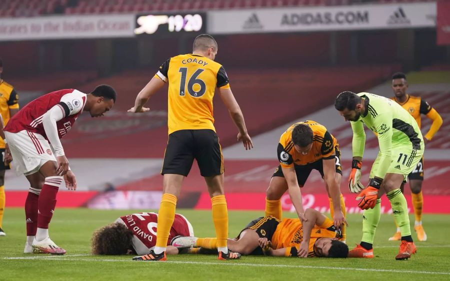 David Luiz und Raul Jimenez liegen nach einer Kollision benommen liegen.