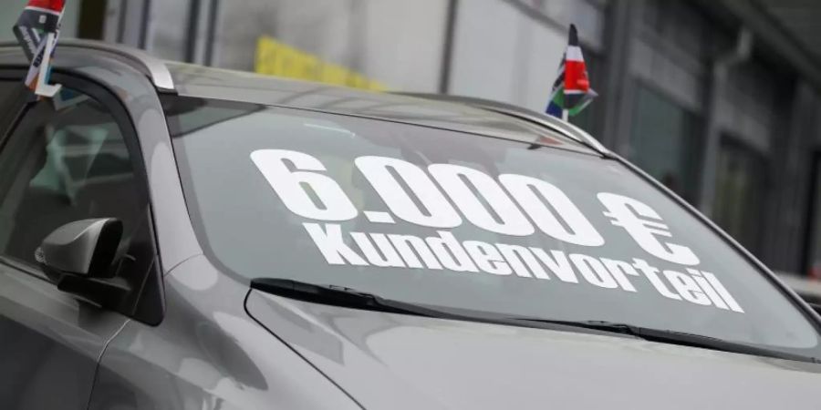 Ein Toyota-Kombi vor einem Autohaus. Foto: Jan Woitas/dpa-Zentralbild/dpa