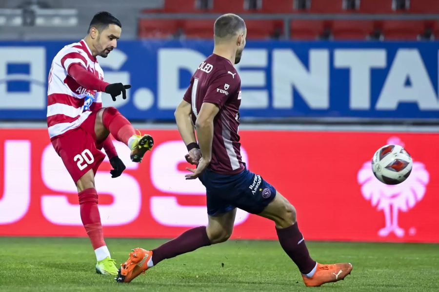 Sion-Spieler Musa Araz (l.) schiesst in Richtung Servette-Tor.