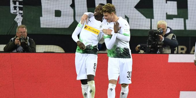 Die Gladbach-Spieler Denis Zakaria und Nico Elvedi. Borussia Mönchengladbach