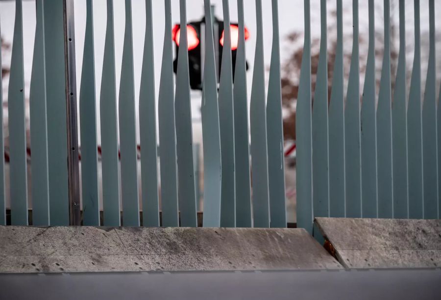 Auto mit Protest-Botschaft rammt Tor des Kanzleramts