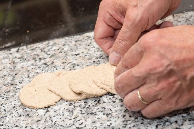 Aus den ausgestochenen Teilchen wird schliesslich eine Rose.