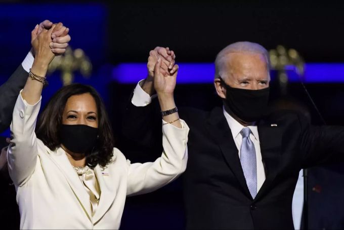 Kamala Harris und Joe Biden jubeln nach ihrem Wahlsieg. Joe Biden