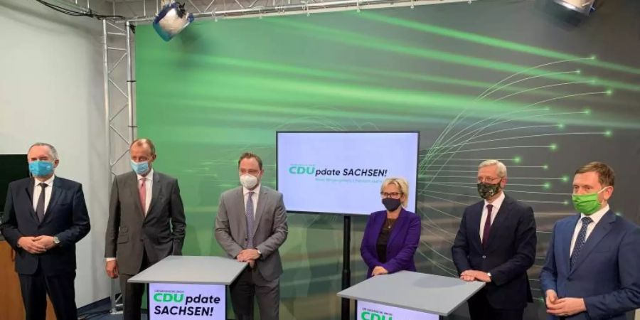 Während der CDU-Digitalkonferenz in Chemnitz stehen Thomas Schmidt (Regionalentwicklungsminister Sachsen, v.l.), Friedrich März, Barbara Klepsch (Kulturministerin Sachsen), Alexander Dierks (CDU-Generalsekretär Sachsen), Norbert Röttgen und Sachsnes Ministerpräsident Michael Kretschmer zusammen. Foto: Paul Schaefer/CDU/dpa