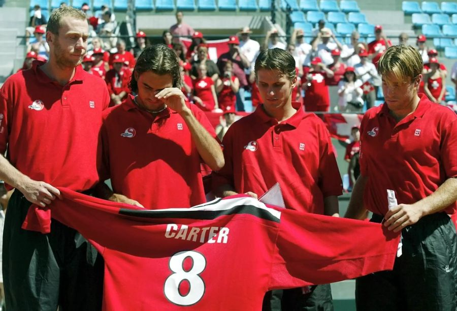 Das Schweizer Tennisteam mit Marc Rosset, Roger Federer, Michel Kratochvil und George Bastl, von links, gedenken ihrem verstorbenen Coach Peter Carter.