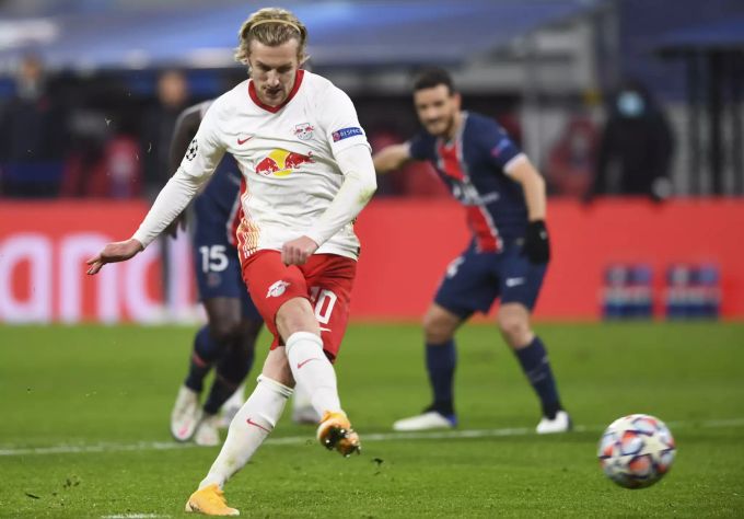 Emil Forsberg erzielt den 2:1-Siegtreffer für RB Leipzig gegen PSG. RB Leipzig