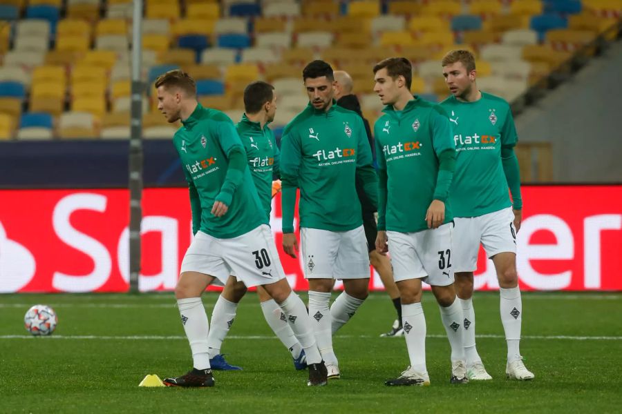 Auch Nico Elvedi (l.) steht in der Startformation.