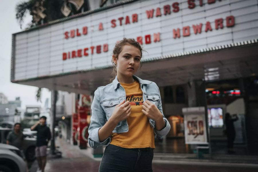 Teenager Mädchen auf der Strasse.