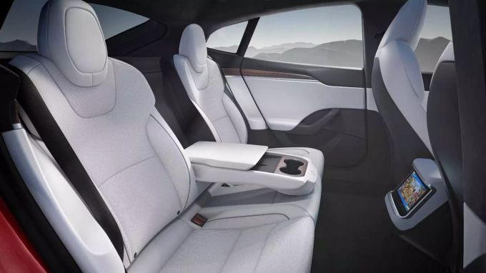 Mehr Platz im Fond, ein Monitor und Lademöglichkeiten für alle Mitfahrer im Facelift. Tesla Model S Plaid
