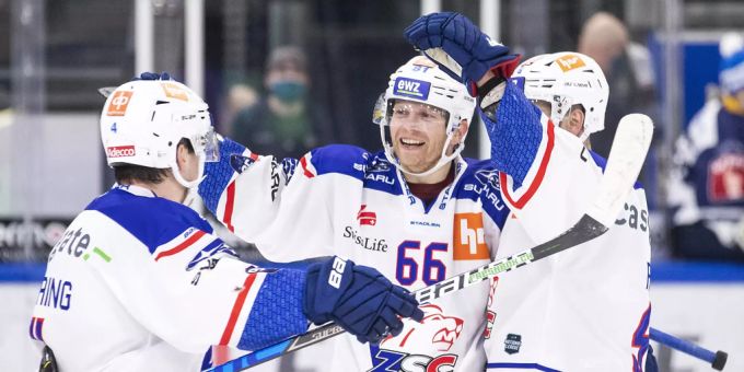 Die ZSC Lions bejubeln den Siegtreffer in der Overtime. national league zug