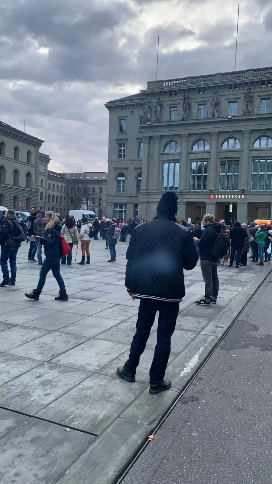 Über 100 Menschen versammelten sich am Samstag auf dem Bundesplatz in Bern.