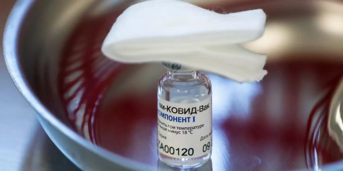 Ein Fläschchen des in Russland entwickelten Corona-Impfstoffs «Sputnik V» steht in einer Metallschale. Coronavirus