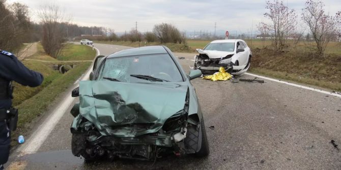 Rheinfelden AG: Zweimal Totalschaden bei Frontalkollision