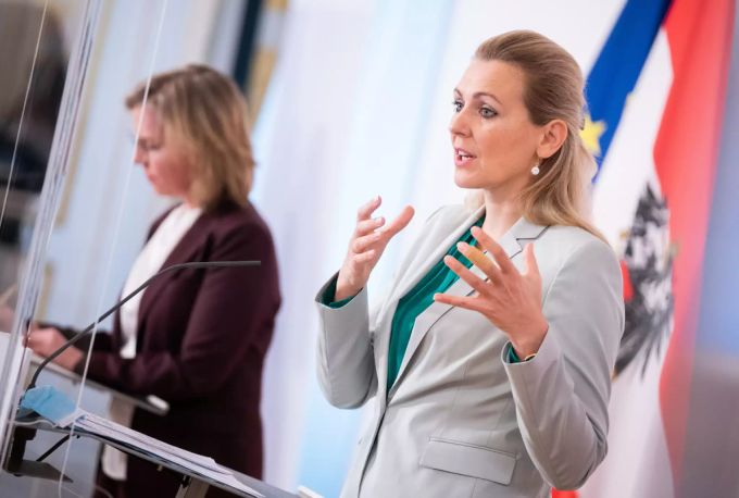 Dissertation kopiert? Christine Aschbacher tritt zurück