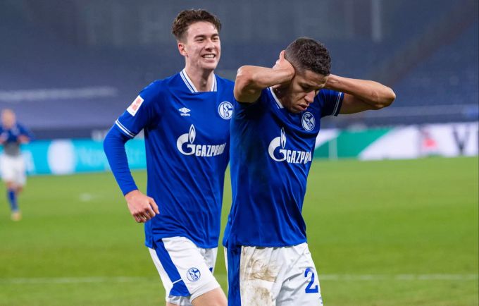 Matthew Hoppe (li.) und Amine Harit feiern ein Tor für Schalke 04. Hoppe Harit Schalke 04