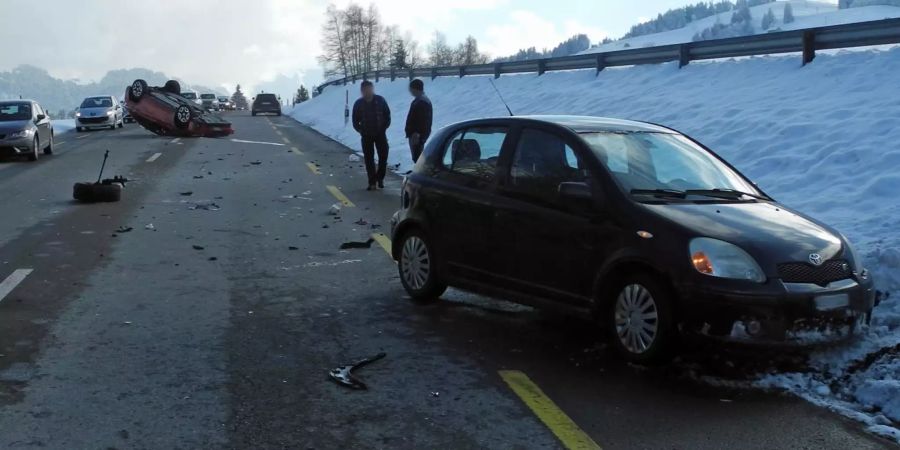 Einsiedeln SZ: Zwei Personen bei Kollision verletzt