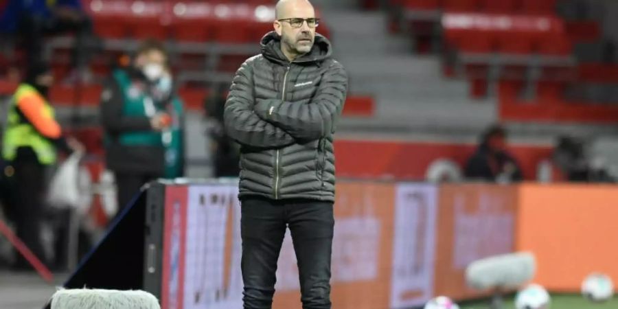Leverkusens Trainer Peter Bosz steht an der Seitenlinie - die Punkteteilung ist für die Leverkusener eigentlich zu wenig. Foto: Bernd Thissen/dpa-pool/dpa