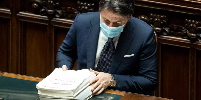 Giuseppe Conte, Ministerpräsident von Italien, nimmt an einer Abstimmung in der Abgeordnetenkammer teil. Die Abgeordnetenkammer in Italien hat das lange umkämpfte Haushaltsgesetz für 2021 verabschiedet und damit grünes Licht für milliardenschwere Corona-Hilfen im kommenden Jahr gegeben. Foto: Roberto Monaldo Abgeordnetenkammer in Italien stimmt für Haushaltsgesetz