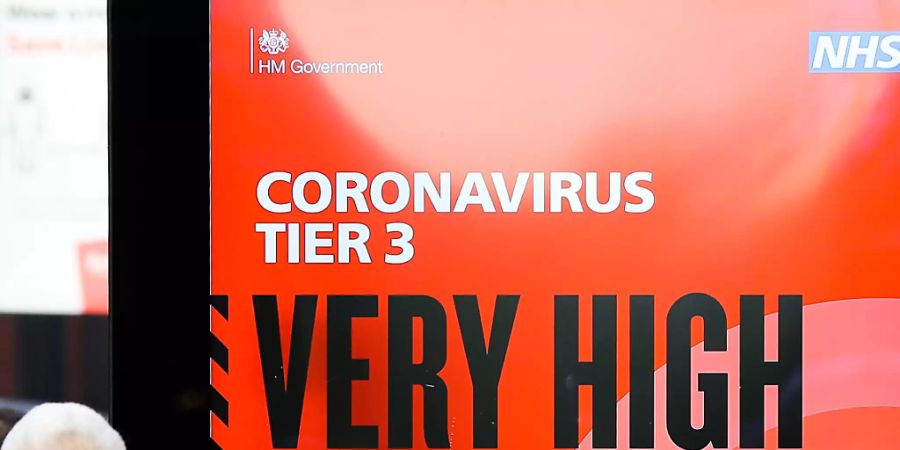 dpatopbilder - Ein Plakat des britischen Gesundheitsdienstes NHS mit der Aufschrift «Coronavirus Tier 3. Very high alert» (Coronavirus Stufe 3. Sehr hohe Alarmstufe) steht in der Londoner Innenstadt. Foto: Dinendra Haria/SOPA Images via ZUMA Wire/dpa