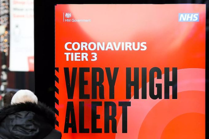 Ein Plakat des britischen Gesundheitsdienstes NHS mit der Aufschrift "Coronavirus Tier 3. Very high alert" (Coronavirus Stufe 3. Sehr hohe Alarmstufe) steht in der Innenstadt. Coronavirus Mutation Grossbritannien