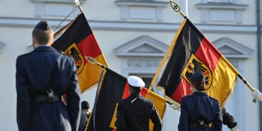 Ehrengarde vor Präsidenten-Amtssitz Schloss Bellevue