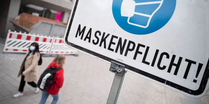 Die Maske soll vor einer Ansteckung mit dem Coronavirus schützen. (Symbolbild) Coronavirus Maskenpflicht