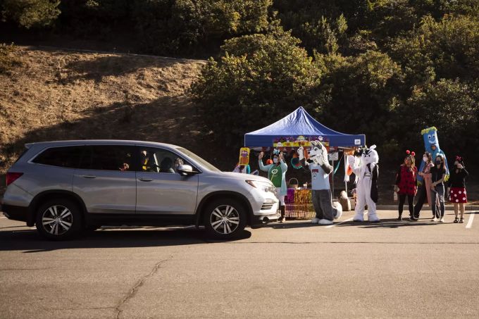 In den USA wird wegen der Pandemie des Coronavirus auf «Drive-Thru»-Halloween gesetzt. Trick or Treat Halloween